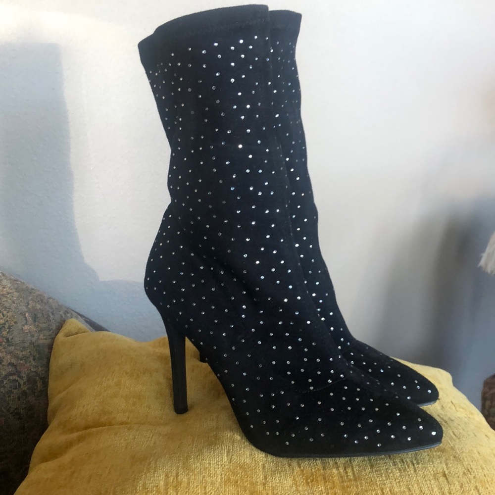 Black boots with little diamonds